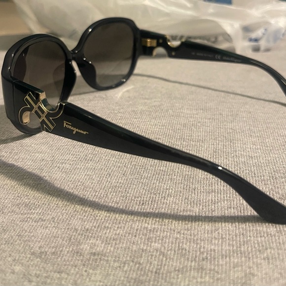 Salvatore Ferragamo Black Glamorous Oversized Sunglasses - Picture 3 of 3